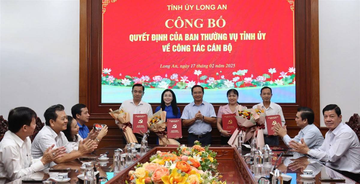 Ông Lê Thanh Đông, bà Lê Thị Hồng Kết, bà Hồ Thị Ngọc Lan và ông Nguyễn Văn Vũ (thứ tự từ trái qua) nhận quyết định và hoa chúc mừng