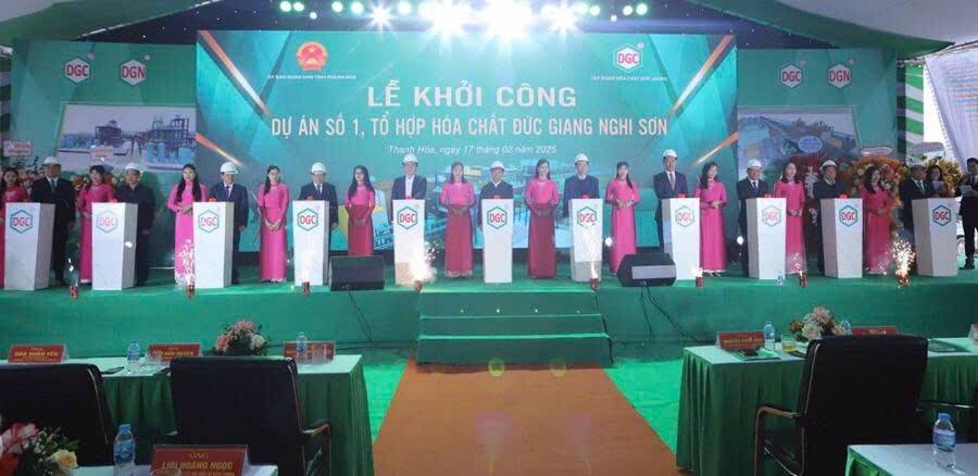 Các đại biểu thực hiện nghi thức khởi công Dự án số 1 - Tổ hợp hóa chất Đức Giang Nghi Sơn