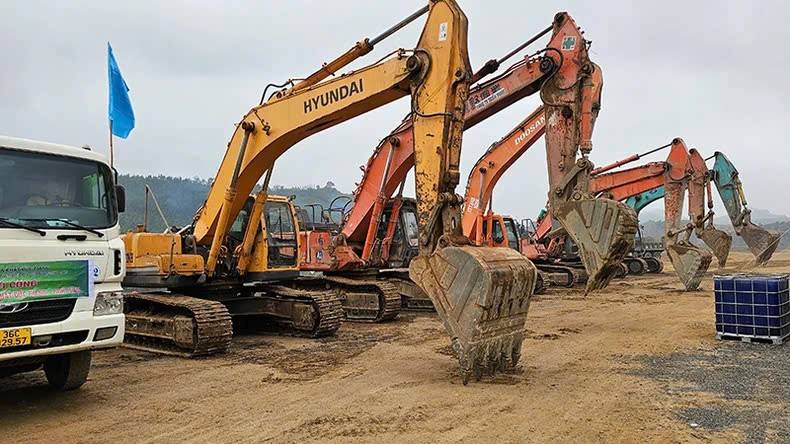 Các máy móc khởi công dự án