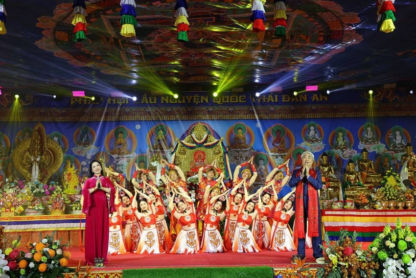 NSND Quang Thọ và NSUT Phương Nga Sao Mai trình diễn ca khúc Tán thán Bairo Rinpoche