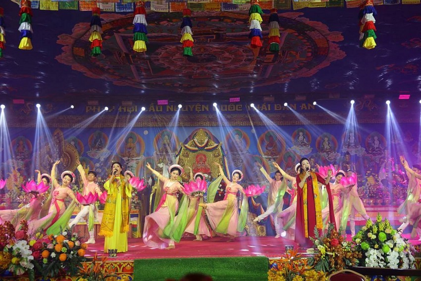 NS Anh Thơ NSUT Tân Nhàn trình bày ca khúc Mẹ Từ Bi