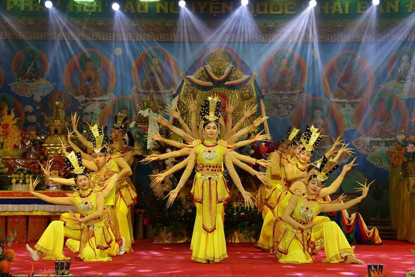 Nghệ sĩ trong tiết mục Múa Quan Âm. Biên đạo múa Phùng Khải