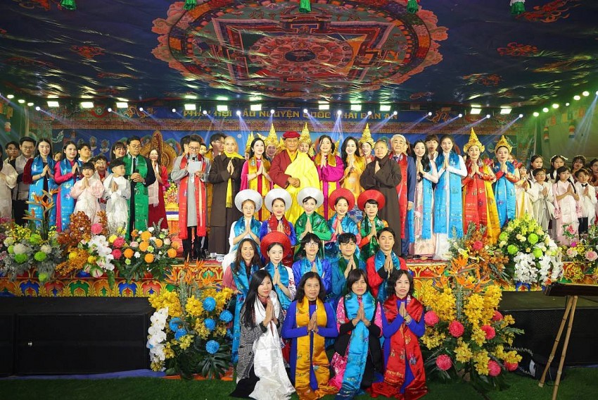  Đức Gyalwang Drukpa chụp ảnh kỷ niệm cùng các nghệ sĩ biểu diễn đêm nhạc Quan Âm - Mẹ Từ Bi