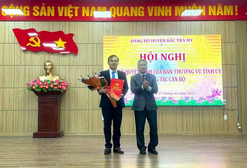 Phó Bí thư Thường trực Tỉnh ủy Quảng Nam Nguyễn Đức Dũng trao quyết định cho ông Thái Hoàng Vũ.
