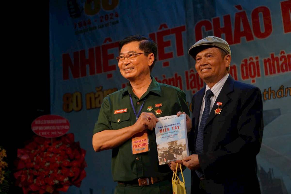 Ông Nguyễn Công Trung tặng sách Trái tim Người lính miền Tây Nguyễn Công Trung tặng sách 