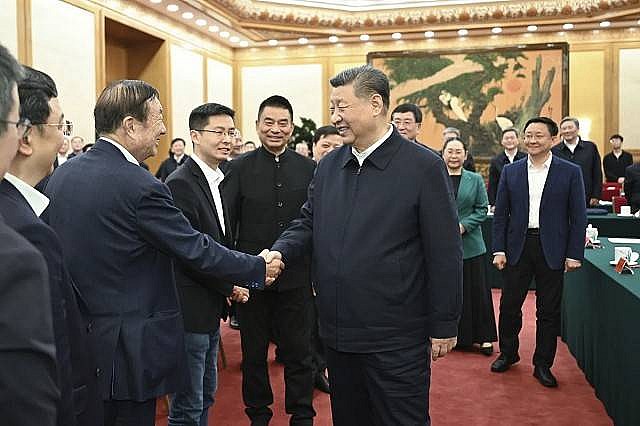 Chủ tịch Tập Cận Bình bắt tay với Ren Zhengfei, Chủ tịch Huawei trong cuộc gặp các doanh nhân khu vực tư nhân tại Bắc Kinh ngày 17/02. 