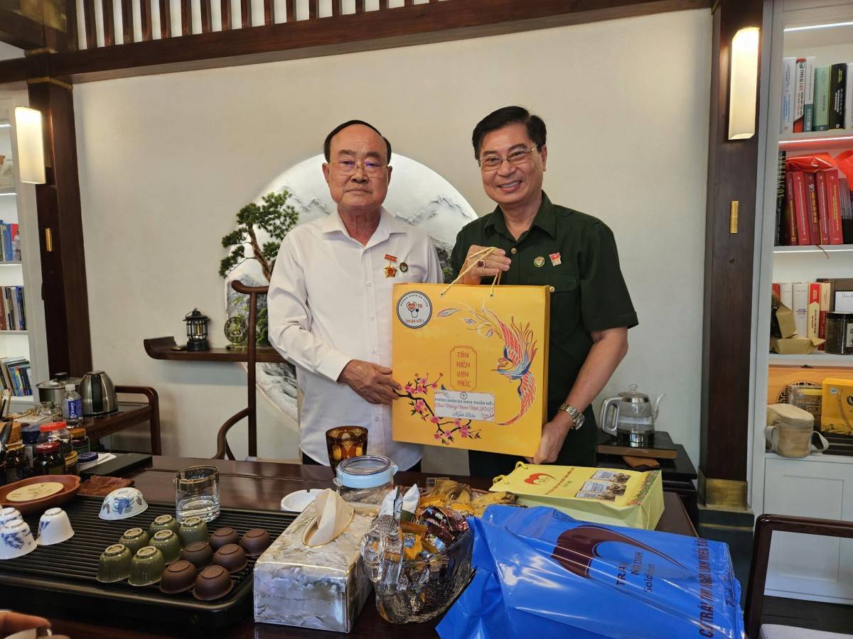 Chủ tịch CLB Trái tim Người lính miền Tây Nguyễn Công Trung đến thăm và tặng quà Thượng tướng Trần Đơn tại nhà riêng.