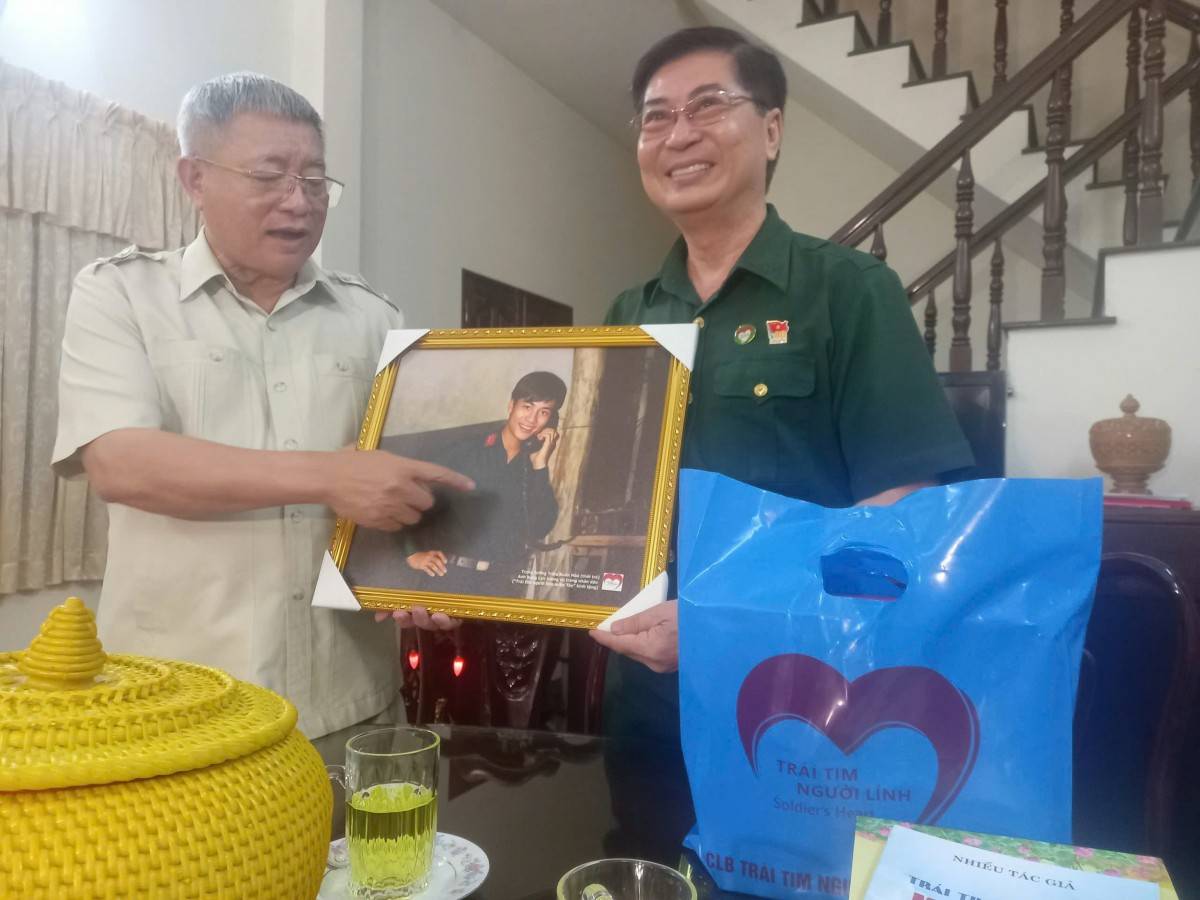 Chủ tịch CLB TTNLMT trao tặng bức tranh phục dựng màu cho Đại tá Hồ Văn To. Phục dựng màu cho hình ảnh người có công là việc làm đặc biệt và ý nghĩa, xuất phát từ sự tri ân sâu sắc với những đóng góp thiêng liêng bằng cả tuổi thanh xuân với bao khát vọng vì hòa bình, thống nhất đất nước, vì độc lập, tự do của Tổ quốc.