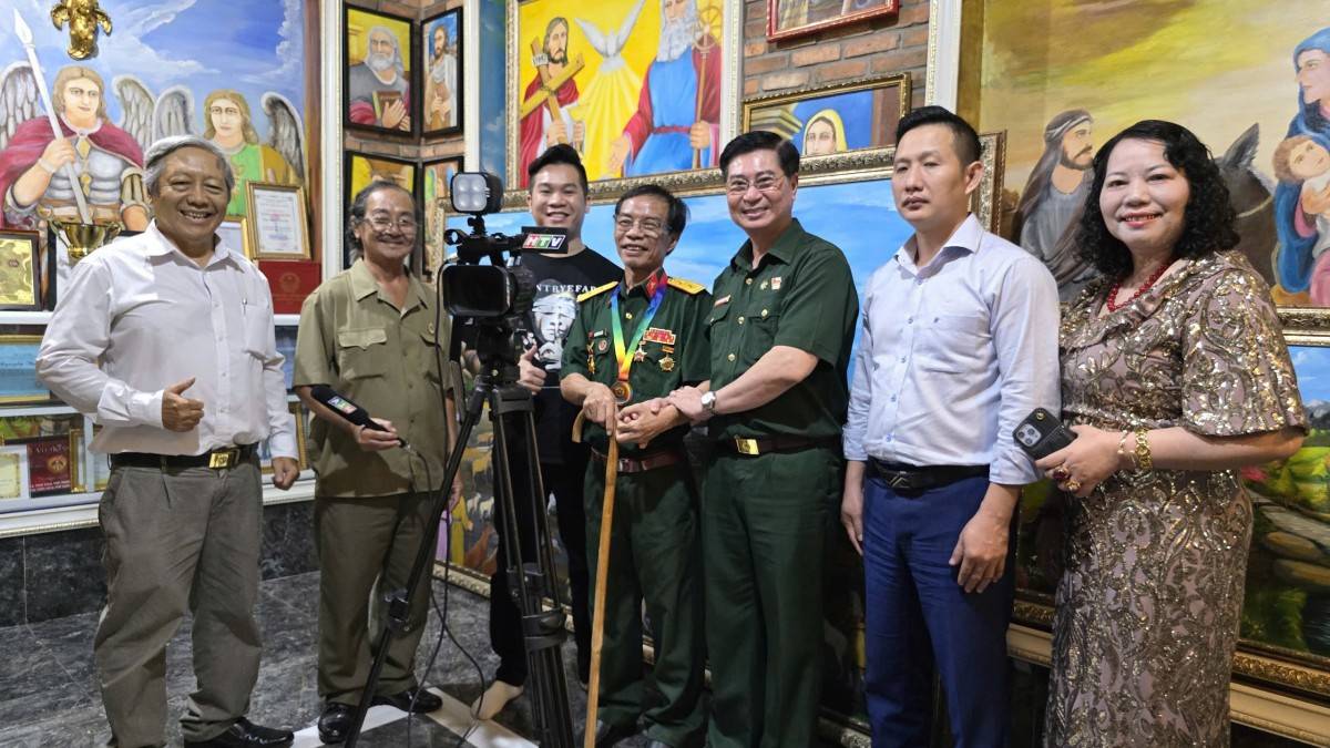 Câu lạc bộ Trái tim người lính miền Tây đi thăm, chúc tết Thương binh, Họa sĩ Guiness Nguyễn Văn Việt.