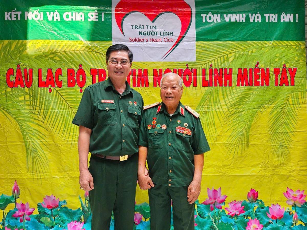 Chủ tịch CLB Nguyễn Công Trung và Thiếu tướng Nguyễn Ngọc Doanh - nguyên Phó Tư lệnh Quân đoàn 4