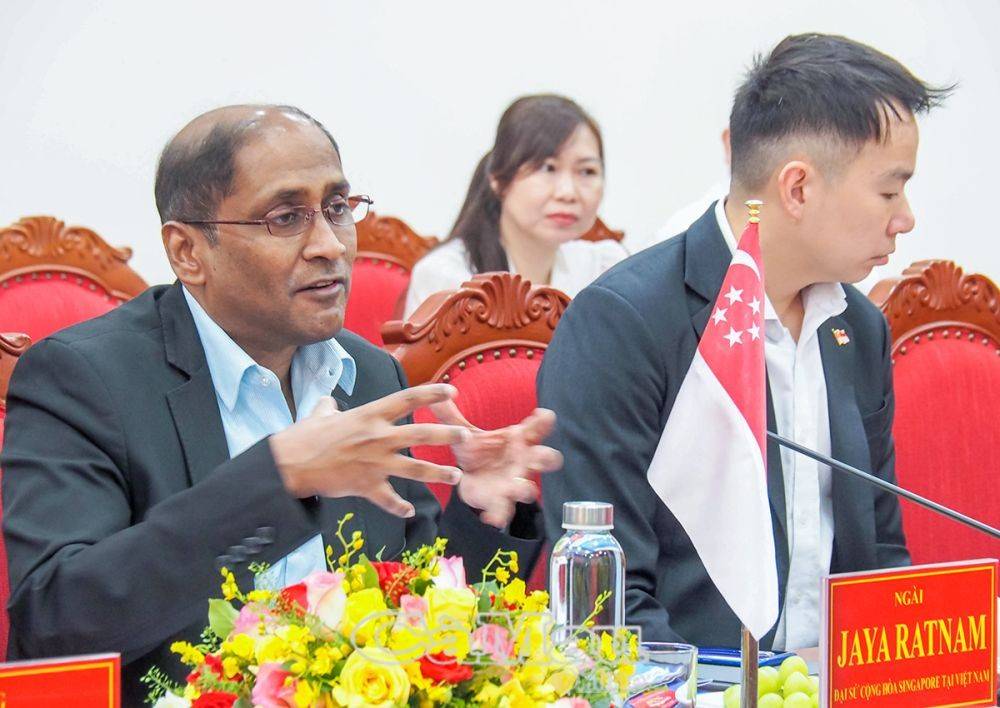 ại sứ đặc mệnh toàn quyền Cộng hoà Singapore tại Việt Nam - Ngài Jaya Ratnam (bìa trái) thông tin, bàn bạc một số nội dung tại cuộc gặp gỡ. (Ảnh CMO)