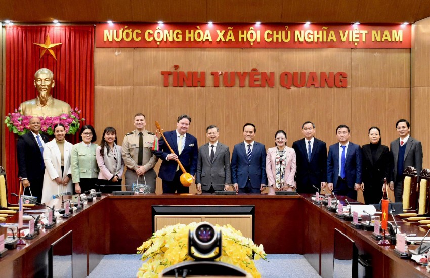 Chủ tịch UBND tỉnh Tuyên Quang Nguyễn Văn Sơn và lãnh đạo sở, ngành chụp ảnh lưu niệm cùng Đoàn công tác Đại sứ quán Hoa Kỳ Tuyên Quang: Chủ tịch UBND tỉnh tiếp và làm việc với Đoàn công tác Đại sứ quán Hoa Kỳ