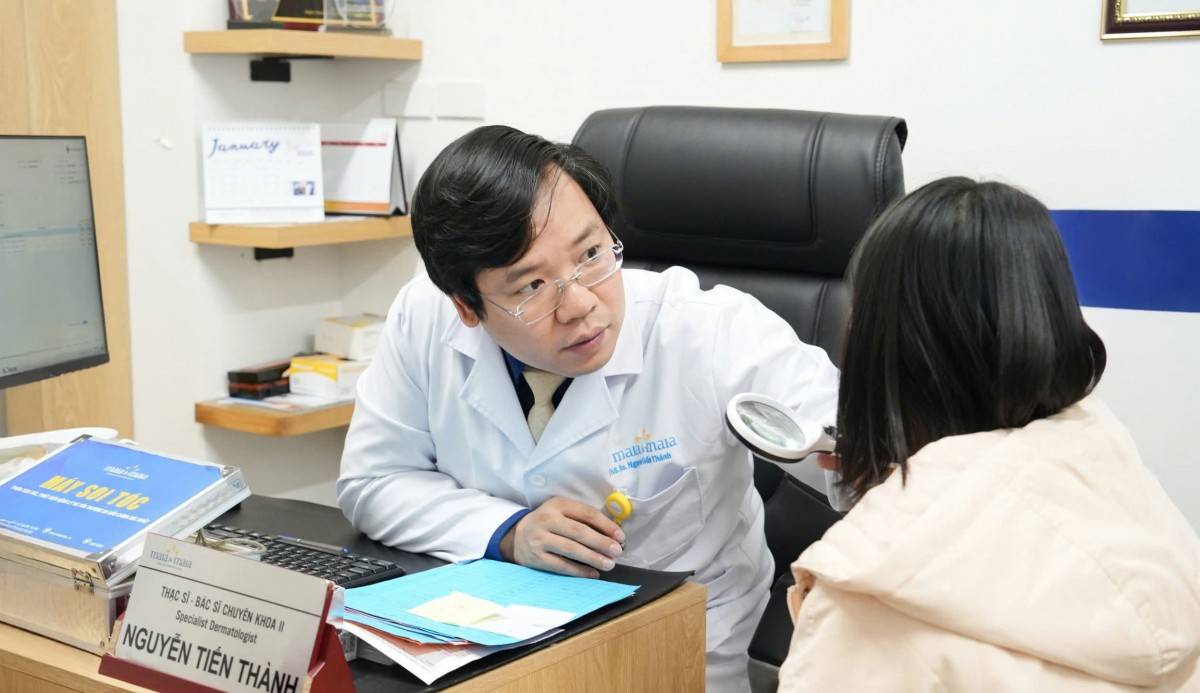 BSCKII Nguyễn Tiến Thành – Thành viên Hội Da liễu Việt Nam thăm khám cho bệnh nhân. BSCKII Nguyễn Tiến Thành – Thành viên Hội Da liễu Việt Nam thăm khám cho bệnh nhân.