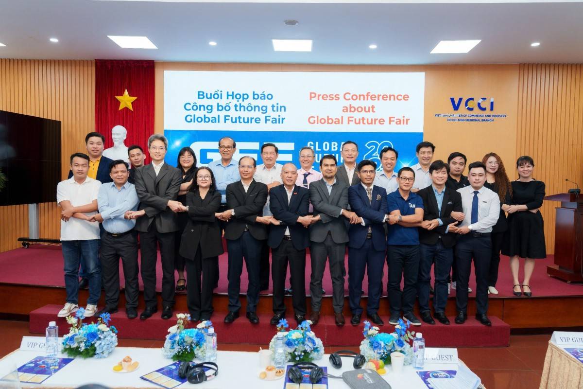 Các khách mời chụp ảnh kỷ niệm.