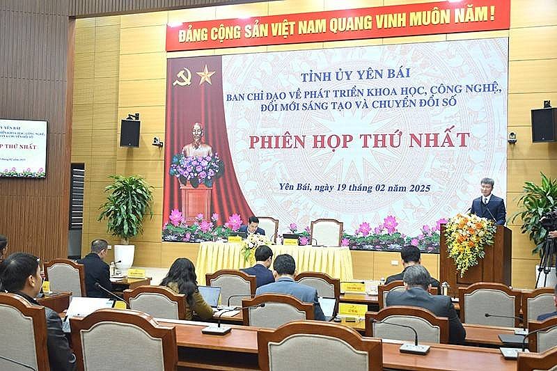 Đồng chí Trần Huy Tuấn - Bí thư Tỉnh ủy, Trưởng Ban Chỉ đạo và đồng chí Nguyễn Tuấn Anh - Phó Bí thư Tỉnh ủy, Chủ tịch UBND tỉnh, Phó Trưởng ban Thường trực Ban Chỉ đạo chủ trì Phiên họp.