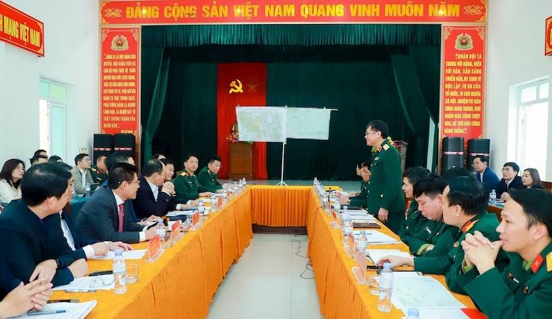Chủ tịch UBND tỉnh Nghệ An Lê Hồng Vinh làm việc với Đoàn công tác Cục Tác chiến, Bộ Tổng tham mưu về kiểm tra, khảo sát Dự án Nhà máy Nhiệt điện khí LNG Quỳnh Lập.