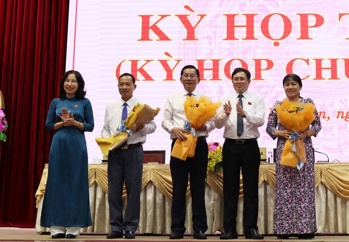 Ủy viên Ban Thường vụ Tỉnh ủy, Phó Chủ tịch Thường trực phụ trách HĐND tỉnh - Mai Văn Nhiều và Phó Chủ tịch HĐND tỉnh - Đặng Thị Ngọc Mai tặng hoa cho ông Nguyễn Thành Vững, ông Nguyễn Văn Vũ và bà Hồ Thị Ngọc Lan