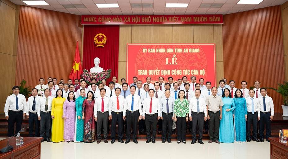 Đại biểu chụp hình lưu niệm (Ảnh: Cổng TTĐT AG)