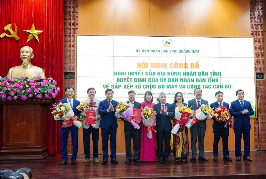 Các đồng chí Thường trực Tỉnh ủy trao quyết định và tặng hoa lãnh đạo các sở nghỉ hưu
