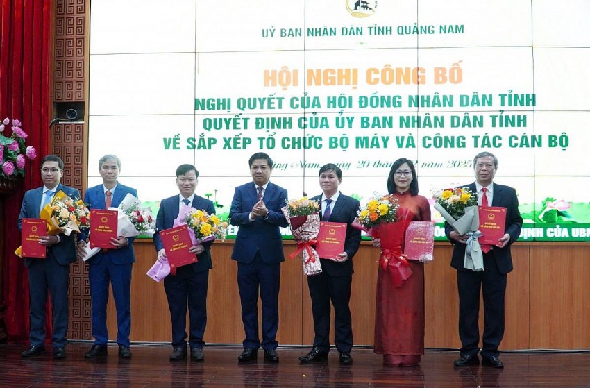 Bí thư Tỉnh ủy Lương Nguyễn Minh Triết trao Quyết định và tặng hoa chúc mừng lãnh đạo Sở Tài chính.