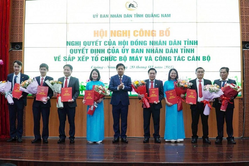 Bí thư Tỉnh ủy Lương Nguyễn Minh Triết trao Quyết định và tặng hoa chúc mừng lãnh đạo Sở Nông nghiệp và Môi trường