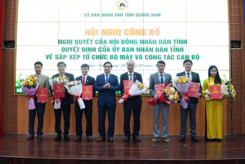 Chủ tịch UBND tỉnh Lê Văn Dũng trao Quyết định và tặng hoa chúc mừng lãnh đạo Ban Quản lý dự án đầu tư xây dựng tỉnh.