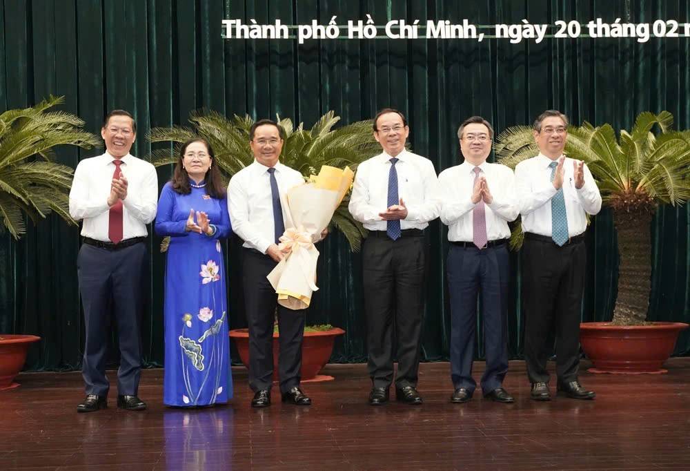 Thường trục Thành ủy TP, Hồ Chí Minh chúc mừng tân Chủ tịch UBND TP, Hồ Chí Minh. Thường trục Thành ủy TP, Hồ Chí Minh chúc mừng tân Chủ tịch UBND TP, Hồ Chí Minh.