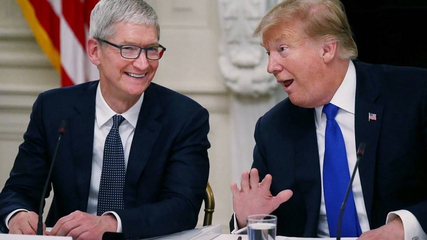 CEO Apple Tim Cook cười cùng Tổng thống Donald Trump trong một cuộc họp tại Nhà Trắng, Washington, ngày 6 tháng 3 năm 2019.