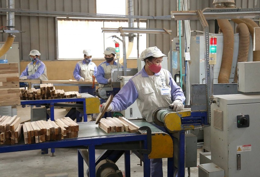 Sản xuất gỗ xuất khẩu tại Công ty cổ phần Woodsland Tuyên Quang, Cụm công nghiệp Thắng Quân, huyện Yên Sơn. Tuyên Quang phấn đấu xuất khẩu hàng hóa năm 2025 đạt 175 triệu USD