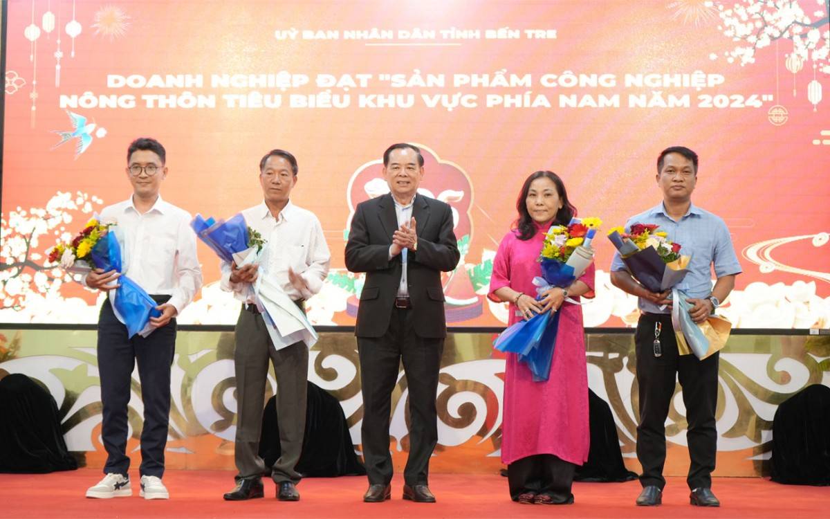 Chủ tịch UBND tỉnh Trần Ngọc Tam trao hoa vinh danh các DN/cá nhân có thành tích xuất sắc trong năm 2024. (Ảnh: Phương Thảo) Chủ tịch UBND tỉnh Trần Ngọc Tam trao hoa vinh danh các DN/cá nhân có thành tích xuất sắc trong năm 2024. (Ảnh: Phương Thảo)