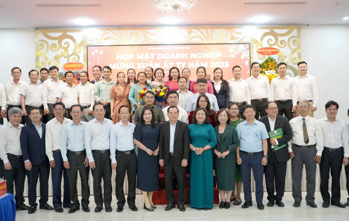 Đại biểu chụp ảnh lưu niệm. (Ảnh: Phương Thảo) Đại biểu chụp ảnh lưu niệm. (Ảnh: Phương Thảo)