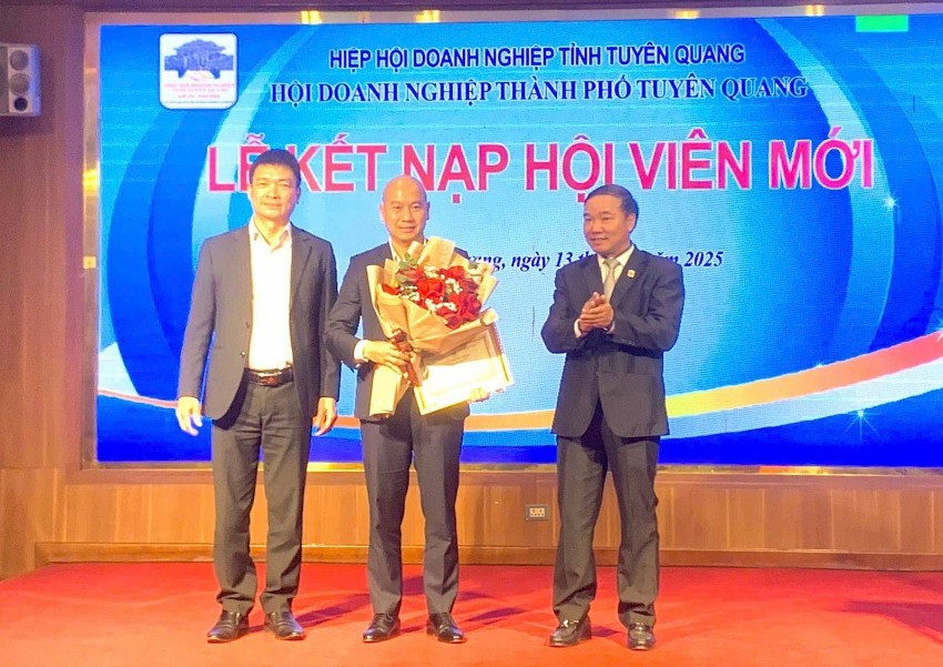 Các đồng chí Chủ tịch HHDN tỉnh và Chủ tịch Hội DN thành phố trao Quyết định kết nạp hội viên và tặng hoa chúc mừng Công ty cổ phần đầu tư Xuất nhập khẩu Tây Đô Hội Doanh nghiệp thành phố Tuyên Quang triển khai nhiệm vụ công tác năm 2025