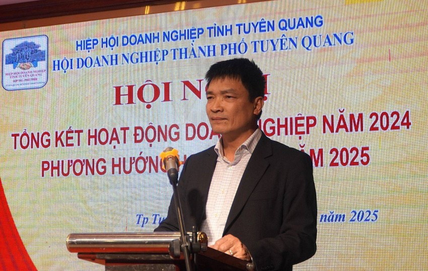 Đồng chí Nguyễn Ngọc Phẩm, Phó Chủ tịch HHDN tỉnh, Chủ tịch Hội DN thành phố báo cáo tại hội nghị Hội Doanh nghiệp thành phố Tuyên Quang triển khai nhiệm vụ công tác năm 2025