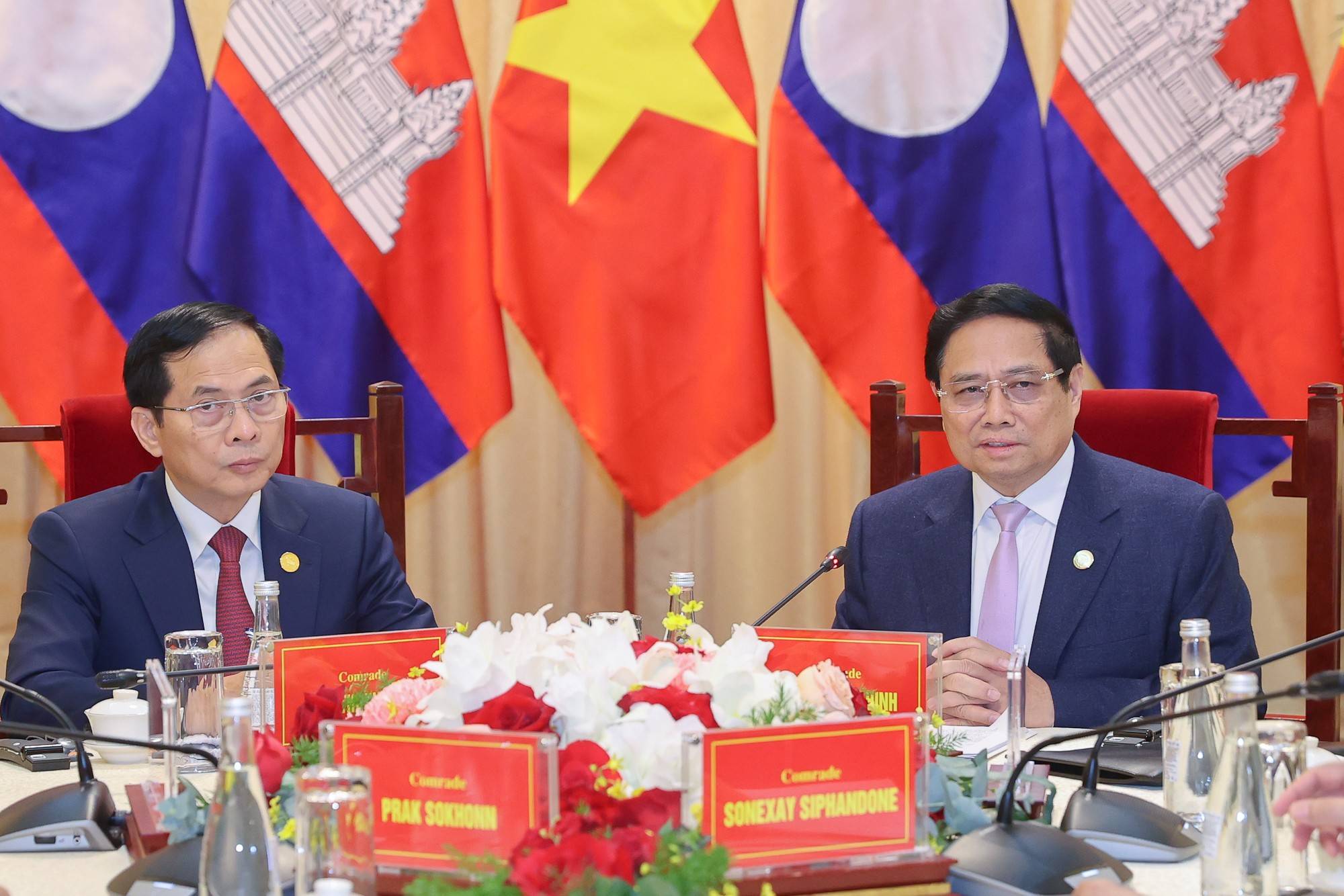 Thủ tướng Phạm Minh Chính điểm lại các kết quả đạt được trong quá trình triển khai kết luận Cuộc gặp cấp cao Việt Nam – Lào, Việt Nam – Campuchia, giữa Việt Nam – Lào - Campuchia và các chuyến thăm của lãnh đạo cấp cao ba nước thời gian qua - Ảnh: VGP/Nhậ