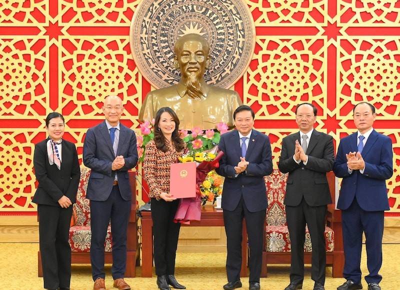 Chủ tịch UBND tỉnh Nghệ An Lê Hồng Vinh trao Giấy chứng nhận đăng ký đầu tư dự án WHA Industrial Zone 2 - Nghệ An cho Tập đoàn WHA