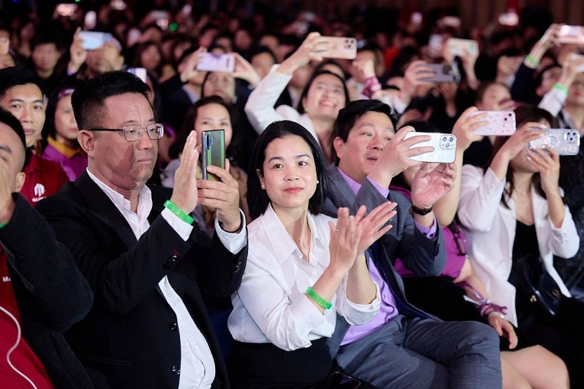  Chuyên viên kinh doanh nhanh chóng chớp thông tin về dự án Vịnh trung tâm Xanh Island