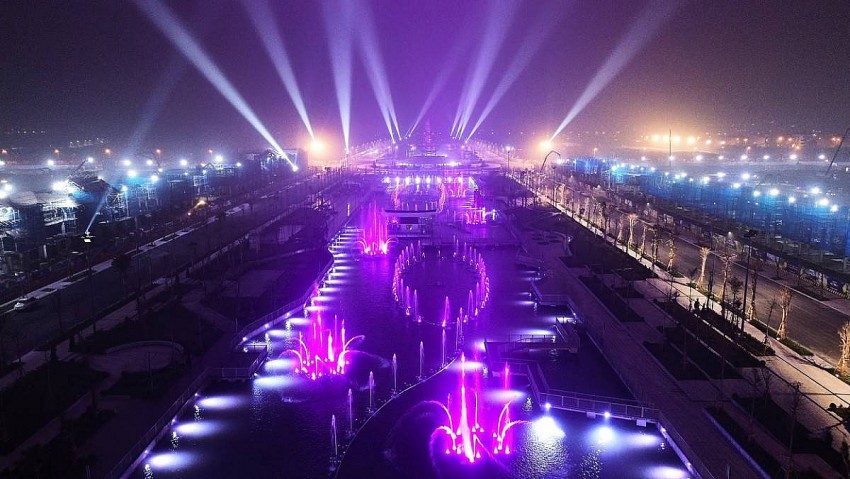 Sân khấu nhạc nước khổng lồ dọc theo dòng Kênh Vua Lê mang đến những màn trình diễn đẳng cấp (Ảnh: Sun Property)