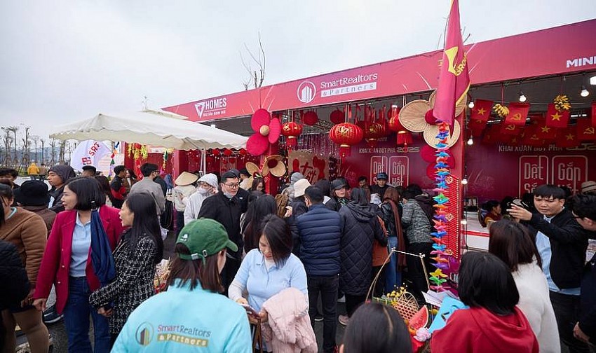 Các chuyên viên kinh doanh phấn khích tham quan gian hàng trong khuôn khổ sự kiện (Ảnh: Sun Property)