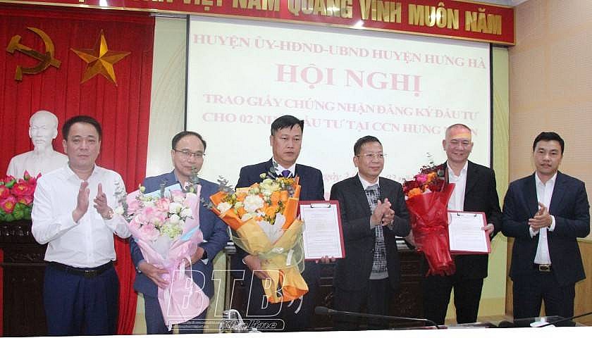 Hưng Hà (Thái Bình): Trao giấy chứng nhận đăng ký đầu tư cho các nhà đầu tư tại cụm công nghiệp Hưng Nhân