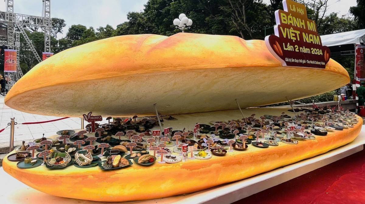 ễ hội bánh mì lần 2 năm 2024, Tổ chức Kỷ lục Việt Nam (VietKings) đã lần đầu trao bằng xác lập kỷ lục bánh mỳ to nhất Việt Nam. Kỷ lục được trưng bày trên một mô hình bánh mỳ khổng lồ đặt tại vị trí trung tâm lễ hội, là nơi 150 đầu bếp trình diễn món ăn kèm bánh mỳ. ễ hội bánh mì lần 2 năm 2024, Tổ chức Kỷ lục Việt Nam (VietKings) đã lần đầu trao bằng xác lập kỷ lục bánh mỳ to nhất Việt Nam. Kỷ lục được trưng bày trên một mô hình bánh mỳ khổng lồ đặt tại vị trí trung tâm lễ hội, là nơi 150 đầu bếp trình diễn món ăn kèm bánh mỳ.