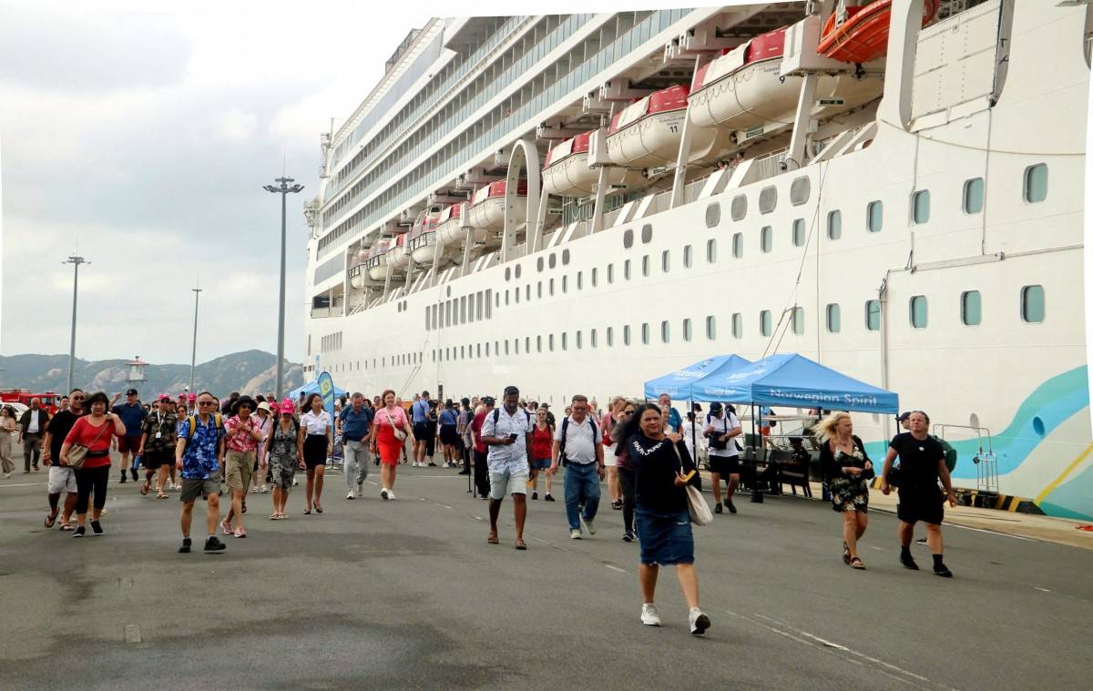 Khánh Hòa đón 1.900 khách du lịch từ Tàu Norwegian Spirit