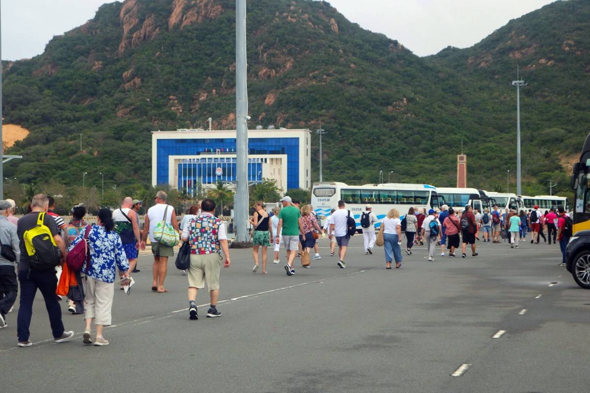 Khánh Hòa đón 1.900 khách du lịch từ Tàu Norwegian Spirit