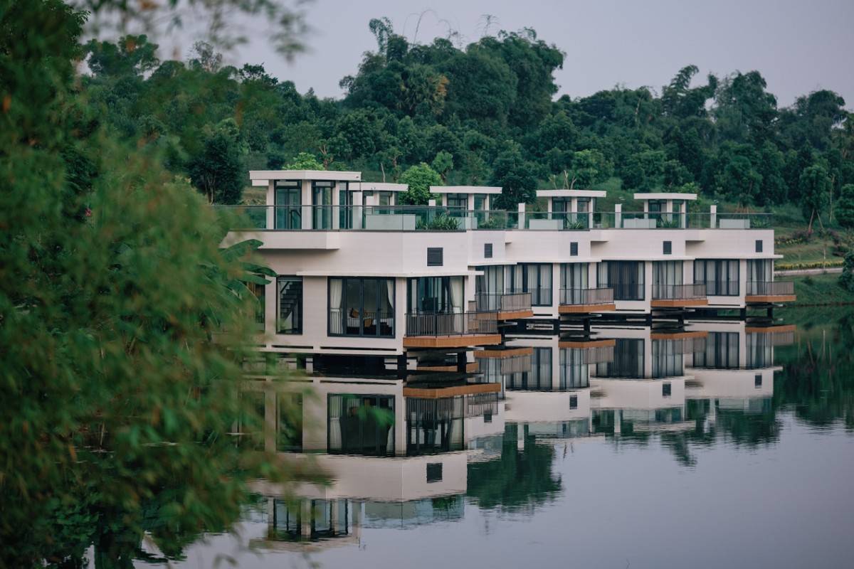 LAMORI tĩnh lặng lắng nghe câu chuyện từng những du khách vãng lai