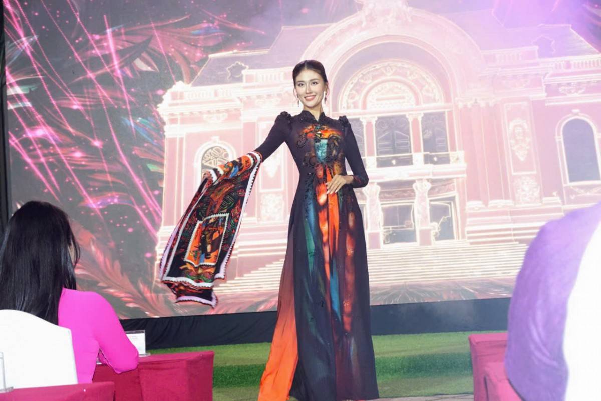 Trình diễn áo dài tại buổi họp báo thông tin về Lễ hội. Trình diễn áo dài tại buổi họp báo thông tin về Lễ hội.