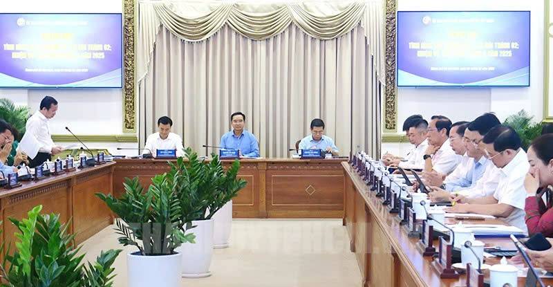 Các đại biểu tại phiên họp về tình hình, kết quả kinh tế - xã hội tháng 2; hai tháng đầu năm 2025 và triển khai nhiệm vụ, giải pháp tháng 3/2025 Các đại biểu tại phiên họp về tình hình, kết quả kinh tế - xã hội tháng 2; hai tháng đầu năm 2025 và triển khai nhiệm vụ, giải pháp tháng 3/2025