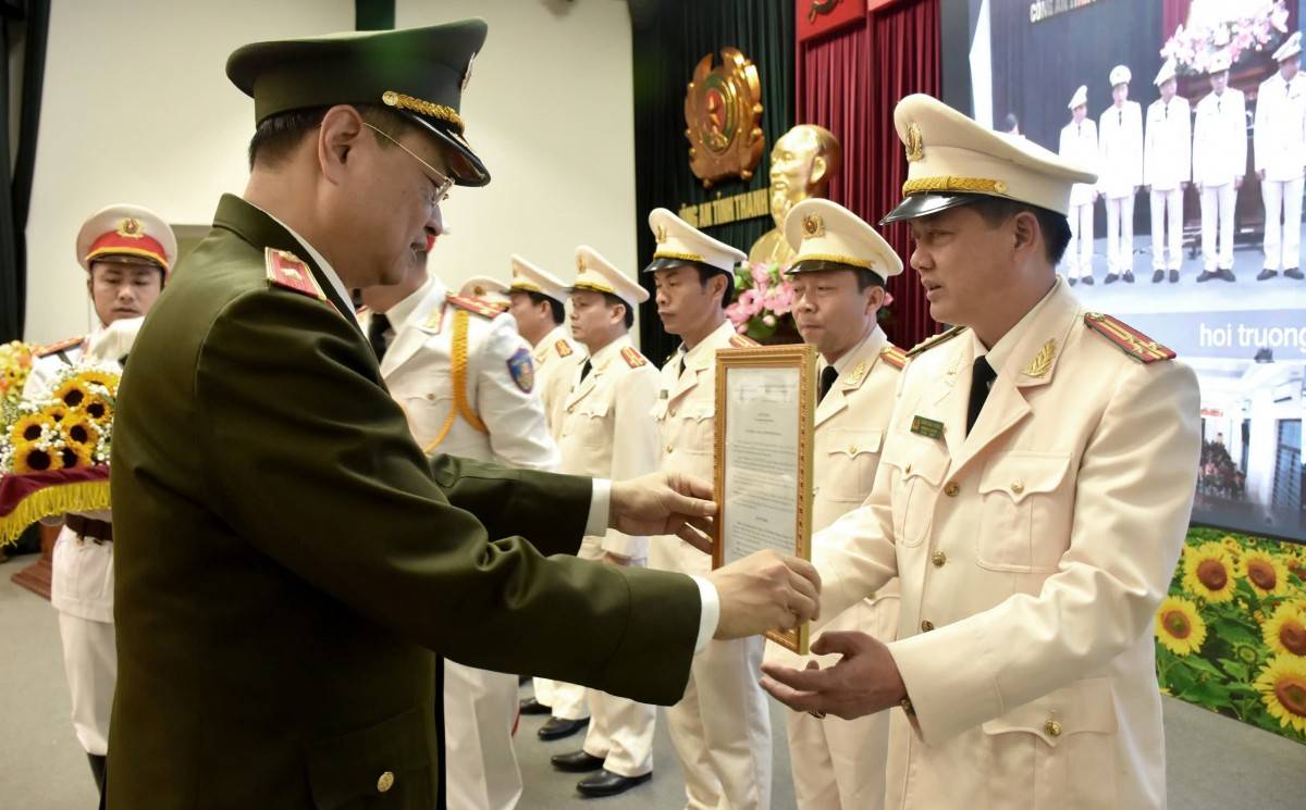 5.	Thiếu tướng Trần Phú Hà, Giám đốc Công an tỉnh trao Quyết định điều động lãnh đạo các phòng Công an tỉnh