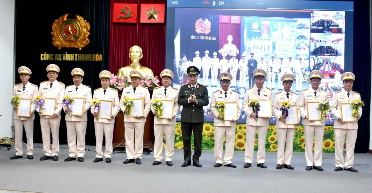 4.	Thiếu tướng Trần Phú Hà, Giám đốc Công an tỉnh trao Quyết định điều động và bố trí 10 đồng chí Phó Trưởng Công an cấp huyện đến nhận công tác và giữ chức vụ Trưởng Công an cấp xã