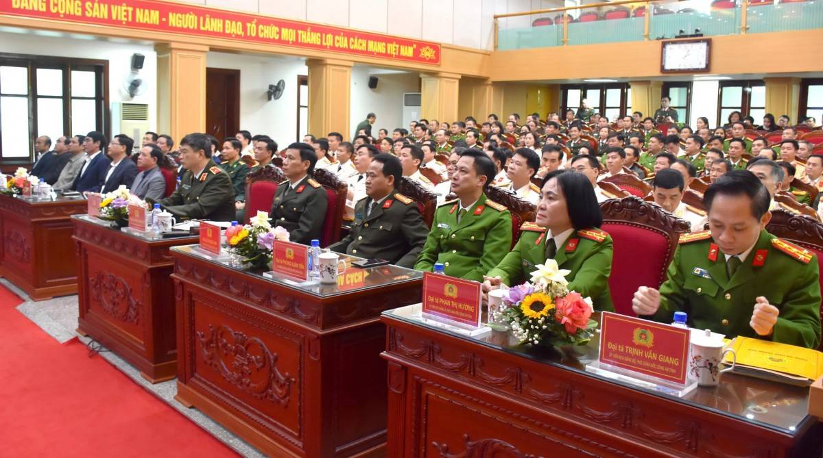 2.	Các đại biểu dự hội nghị