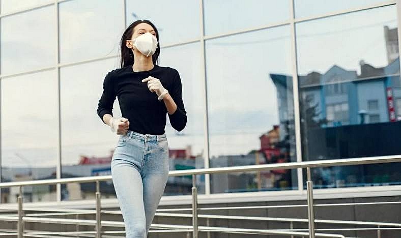 Ô nhiễm không khí làm trầm trọng hơn đối với các vấn đề sức khỏe con người. (Nguồn: FREEPIK)