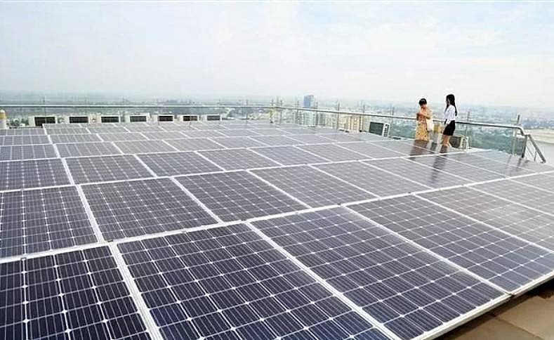 Hệ thống pin năng lượng mặt trời trên một tòa nhà tại thành phố Biên Hòa (Đồng Nai). (Ảnh: Hồng Đạt)